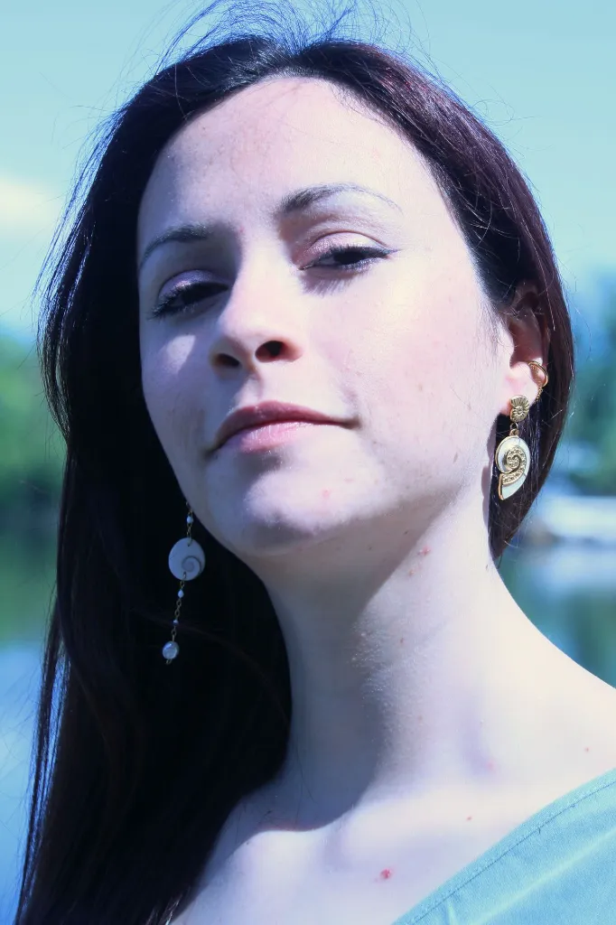 Les-moires-du-temps-boucle-d'oreille-asymétrique-oeil-de-sainte-lucie-perle-porté-phila.webp