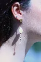 Les-moires-du-temps-boucle-d'oreille-asymétrique-oeil-de-sainte-lucie-perle-phila.webp