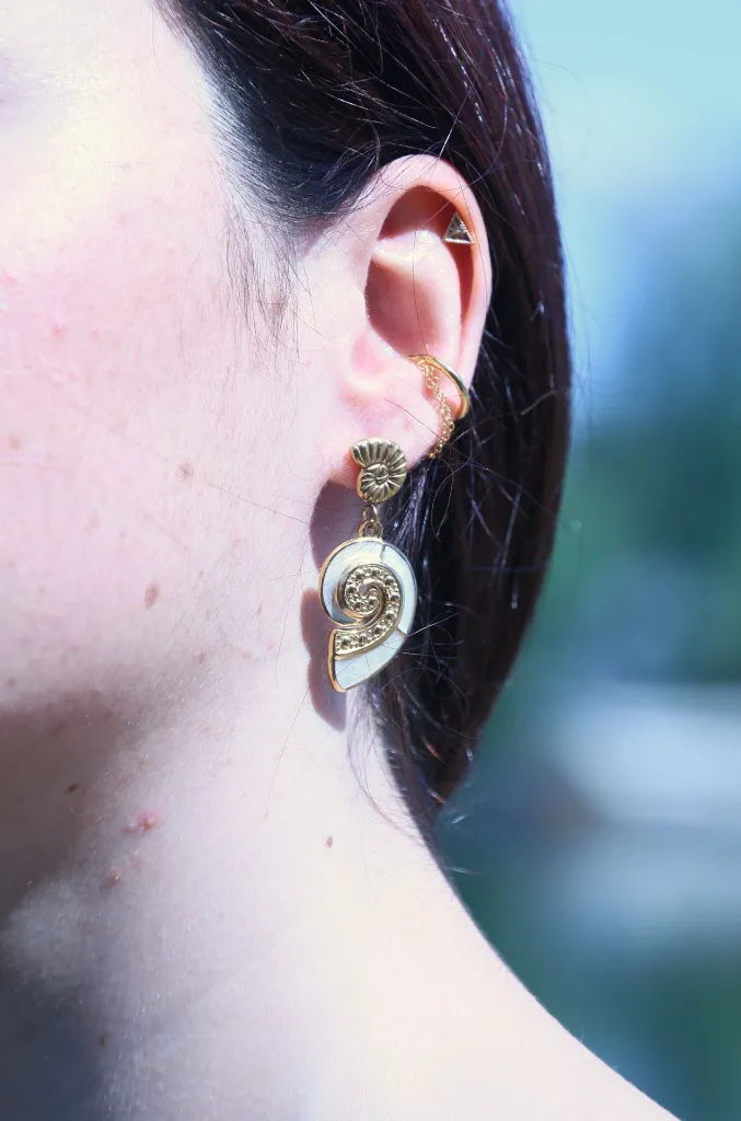 Les-moires-du-temps-boucle-d'oreille-asymétrique-oeil-de-sainte-lucie-perle-escargot-phila.webp