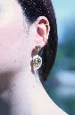Les-moires-du-temps-boucle-d'oreille-asymétrique-oeil-de-sainte-lucie-perle-escargot-phila.webp