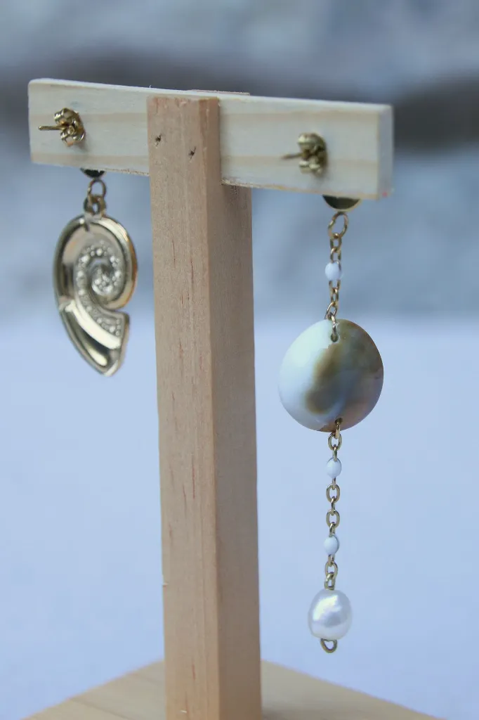 Les-moires-du-temps-boucle-d'oreille-asymétrique-oeil-de-sainte-lucie-perle-dos-phila.webp