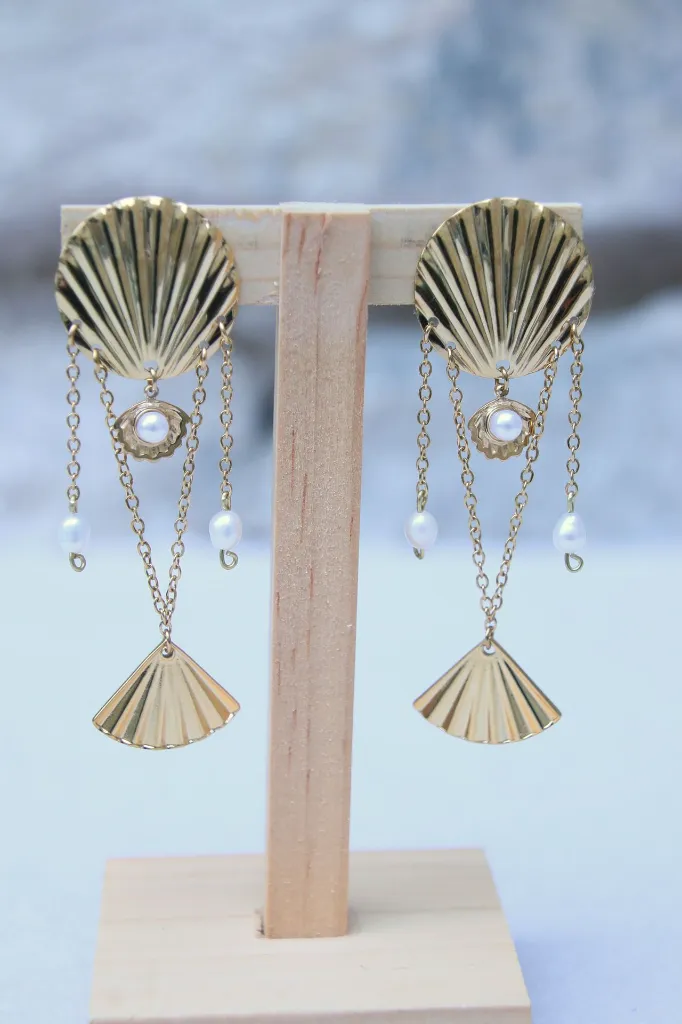 Les-moires-du-temps-boucle-d'oreille-coquillage-perle-non-porté-phonicé.webp