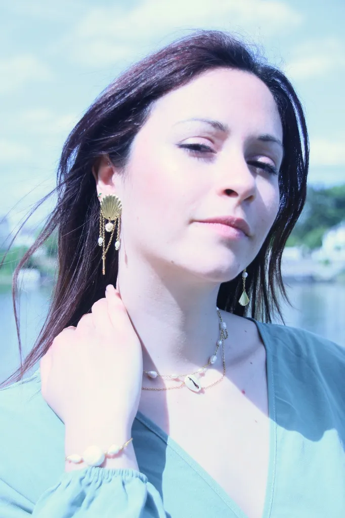 Les-moires-du-temps-parure-bracelet-coquillage-boucle-d'oreille-coquillage-collier-coquillage-court-doré.webp