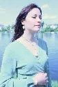 Les-moires-du-temps-parure-bracelet-coquillage-boucle-d'oreille-asymétrique-collier-coquillage-long-doré.webp