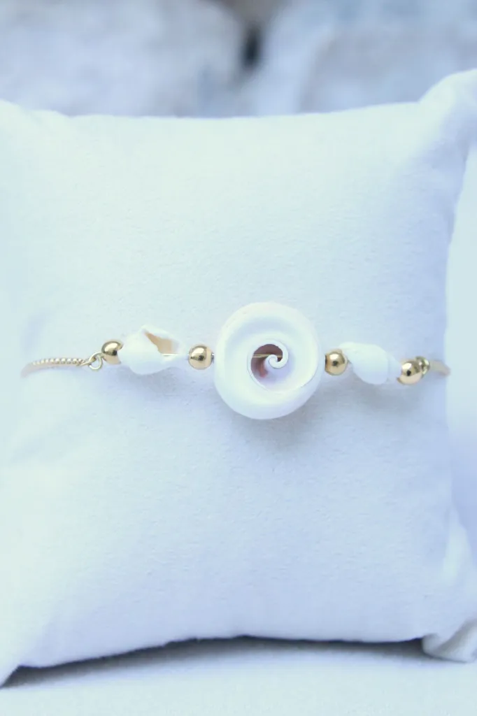 Les-moires-du-temps-bracelet-coquillage-doré-non-porté-dos-mésé.webp
