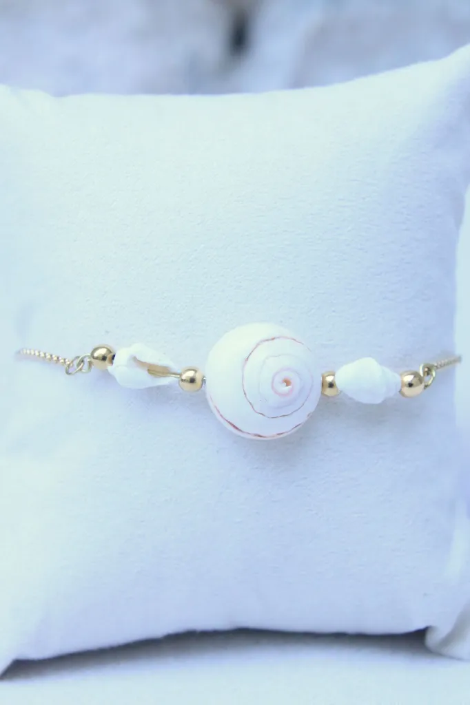 Les-moires-du-temps-bracelet-coquillage-doré-non-porté-mésé.webp
