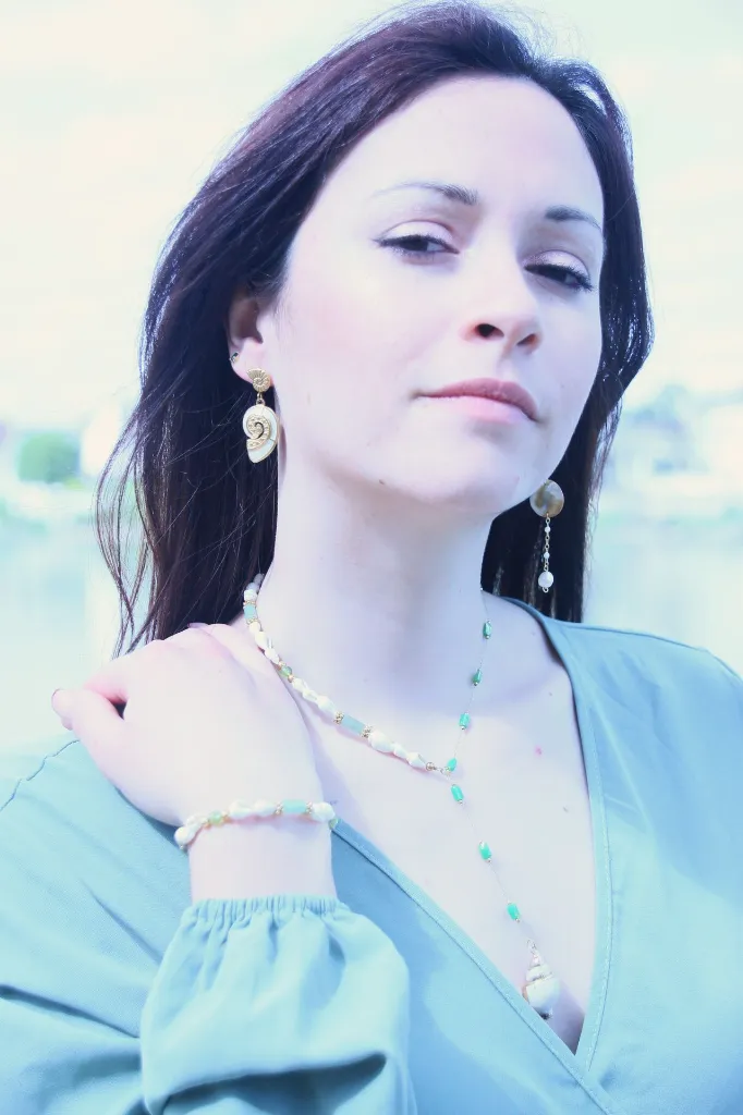 Les-moires-du-temps-collier-bracelet-aventurine-verte-coquillage-peridot-boucle-d'oreille-asymetrique.webp