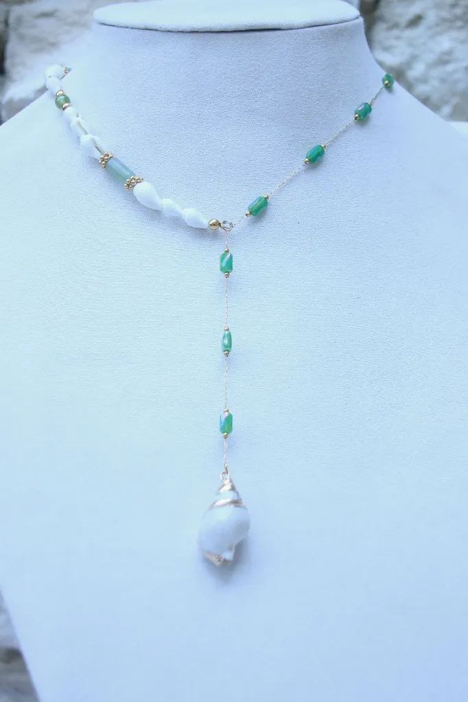 Les-moires-du-temps-collier-aventurine-verte-coquillage-peridot-non-porte-olibianus.webp