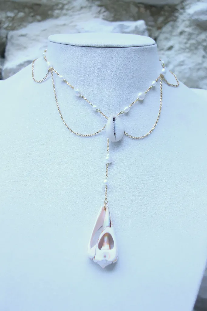 Les-moires-du-temps-collier-coquillage-perle-doré-non-porté-long-gien.webp
