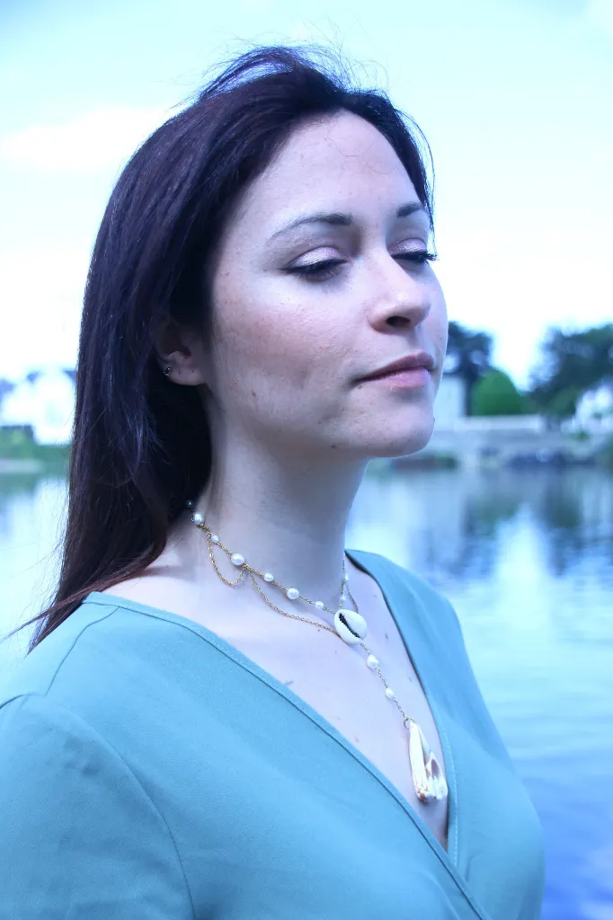 Les-moires-du-temps-collier-coquillage-perle-doré-long-gien.webp
