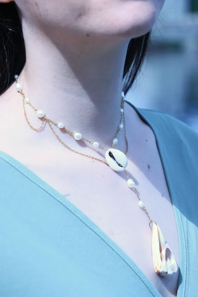 Les-moires-du-temps-collier-coquillage-perle-doré-porté-long-gien.webp