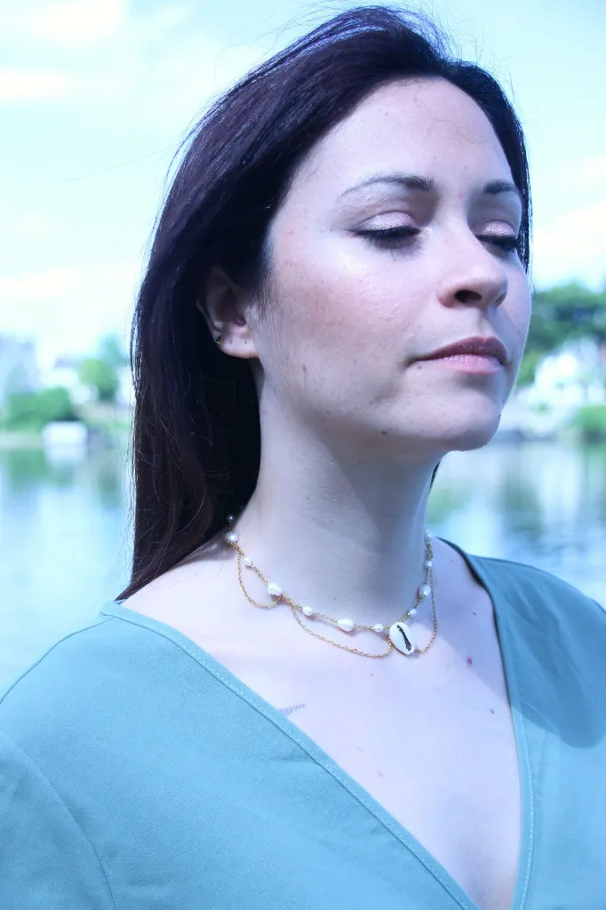 Les-moires-du-temps-collier-coquillage-perle-doré-court-gien.webp