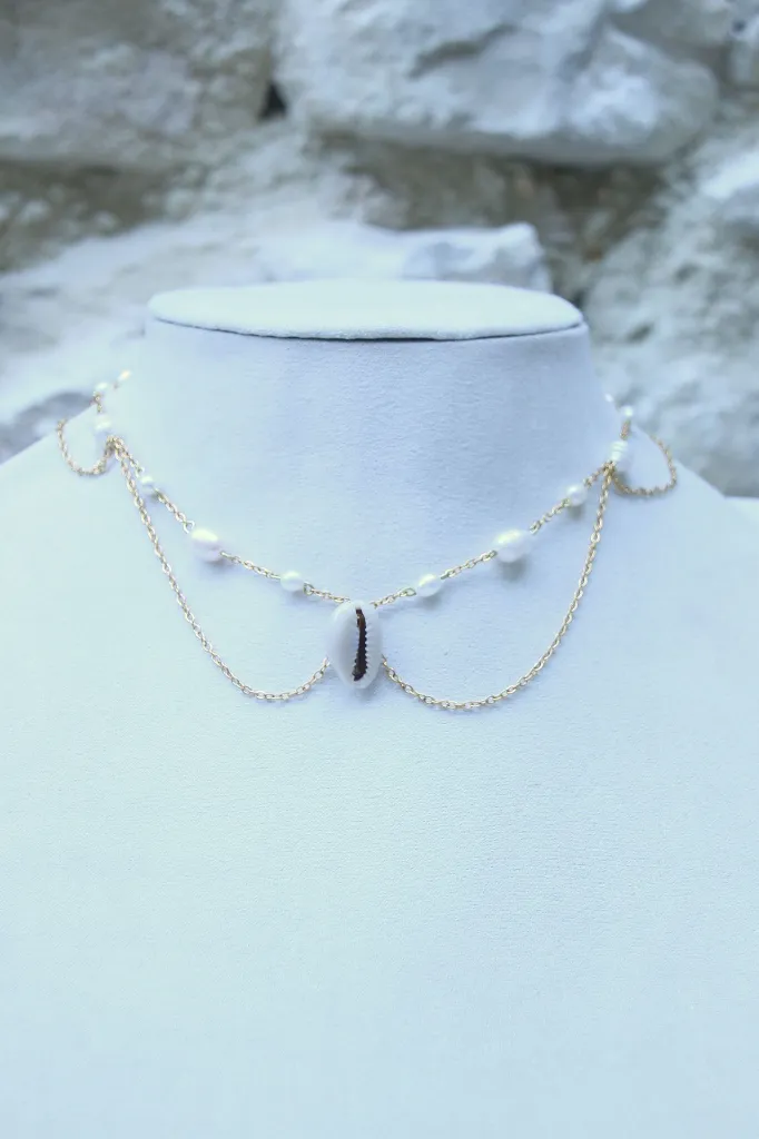 Les-moires-du-temps-collier-coquillage-perle-doré-non-porté-court-gien.webp