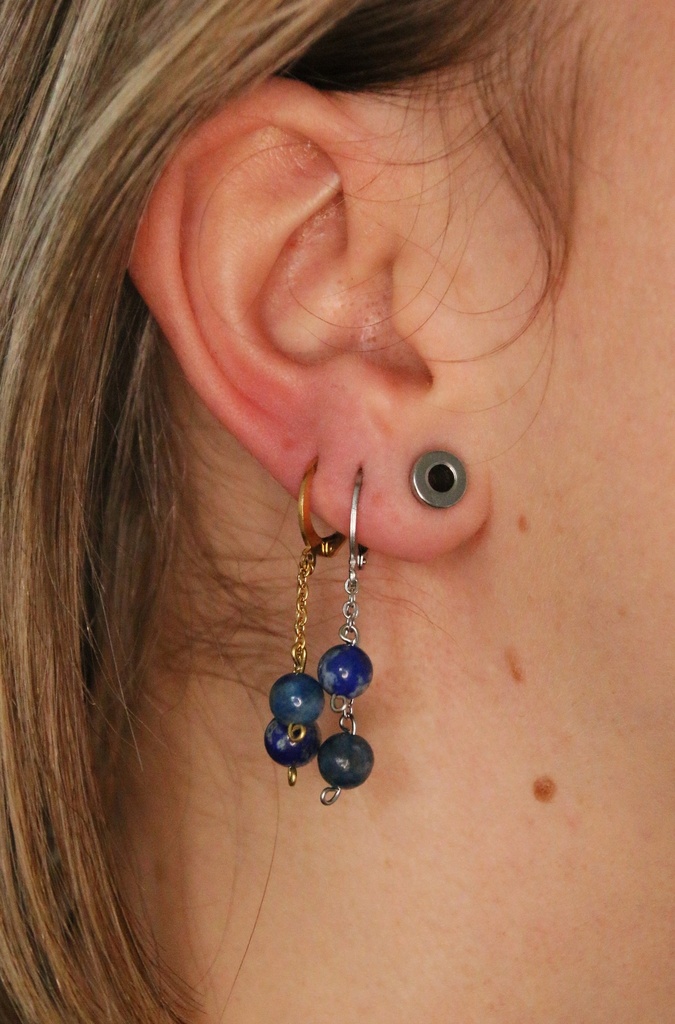Boucle d'oreille courte- Lapis lazuli (Doré)