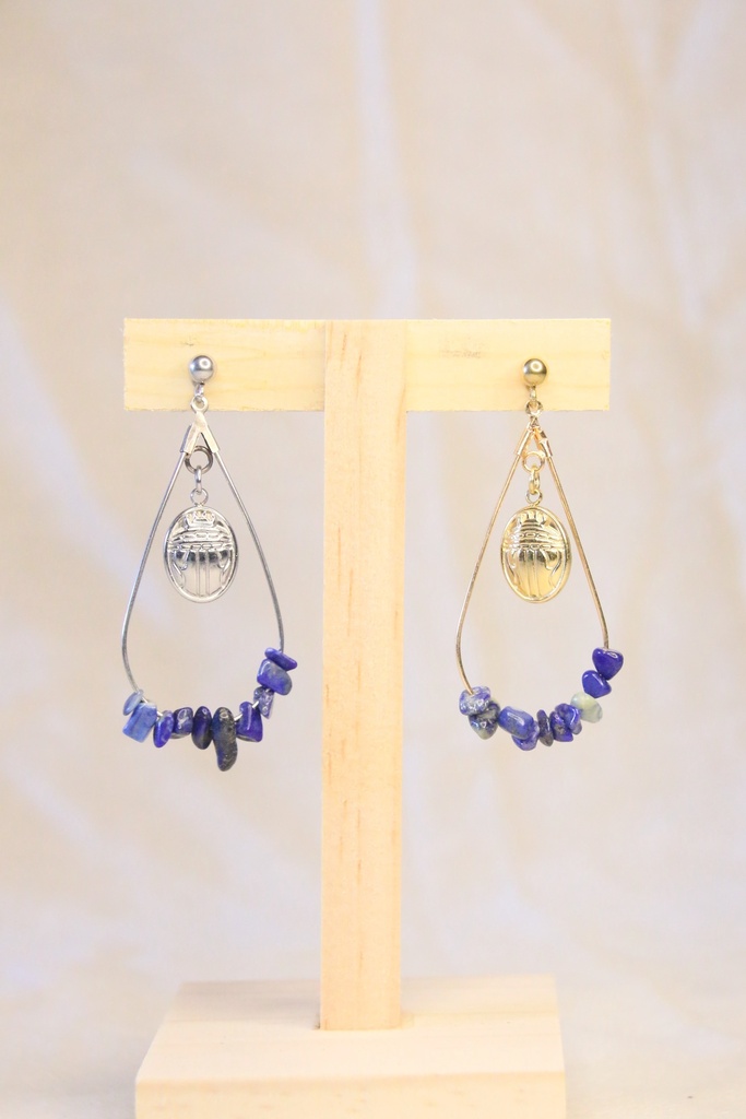 Boucle d'oreille mi longue- Lapis lazuli et Scarabée
