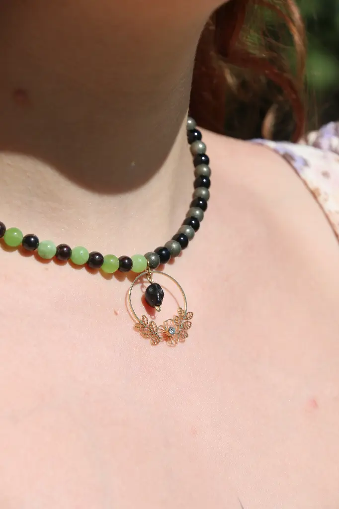 Collier-Grenat, Péridot, Pyrite, Onyx, Howlite teintée- Entre deux monde (doré)