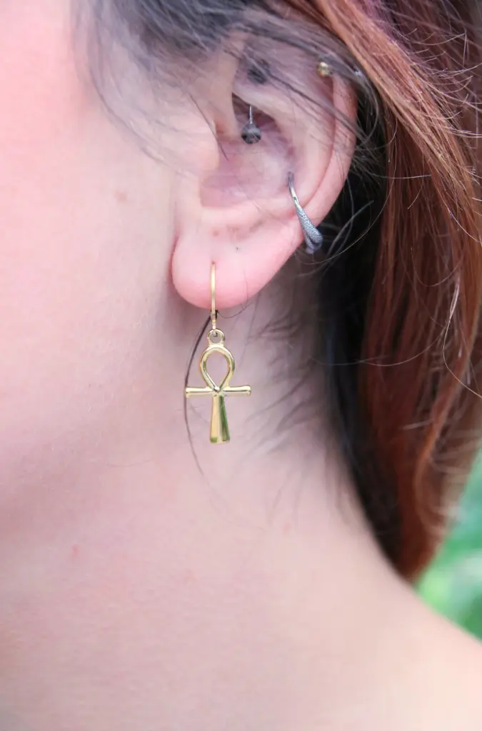 Boucle d'oreille courte- Croix d'ankh (doré)