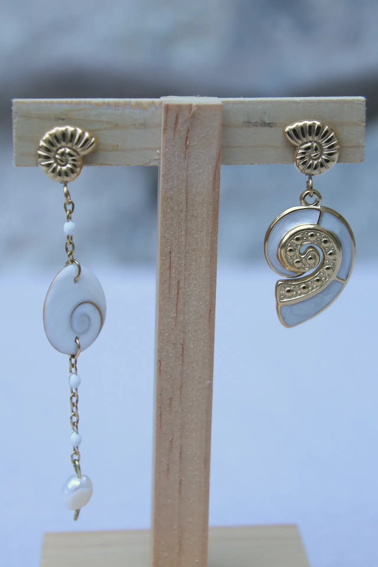 Boucle d’oreille mi long asymétrique-oeil de st lucie, perle et résine- Phila