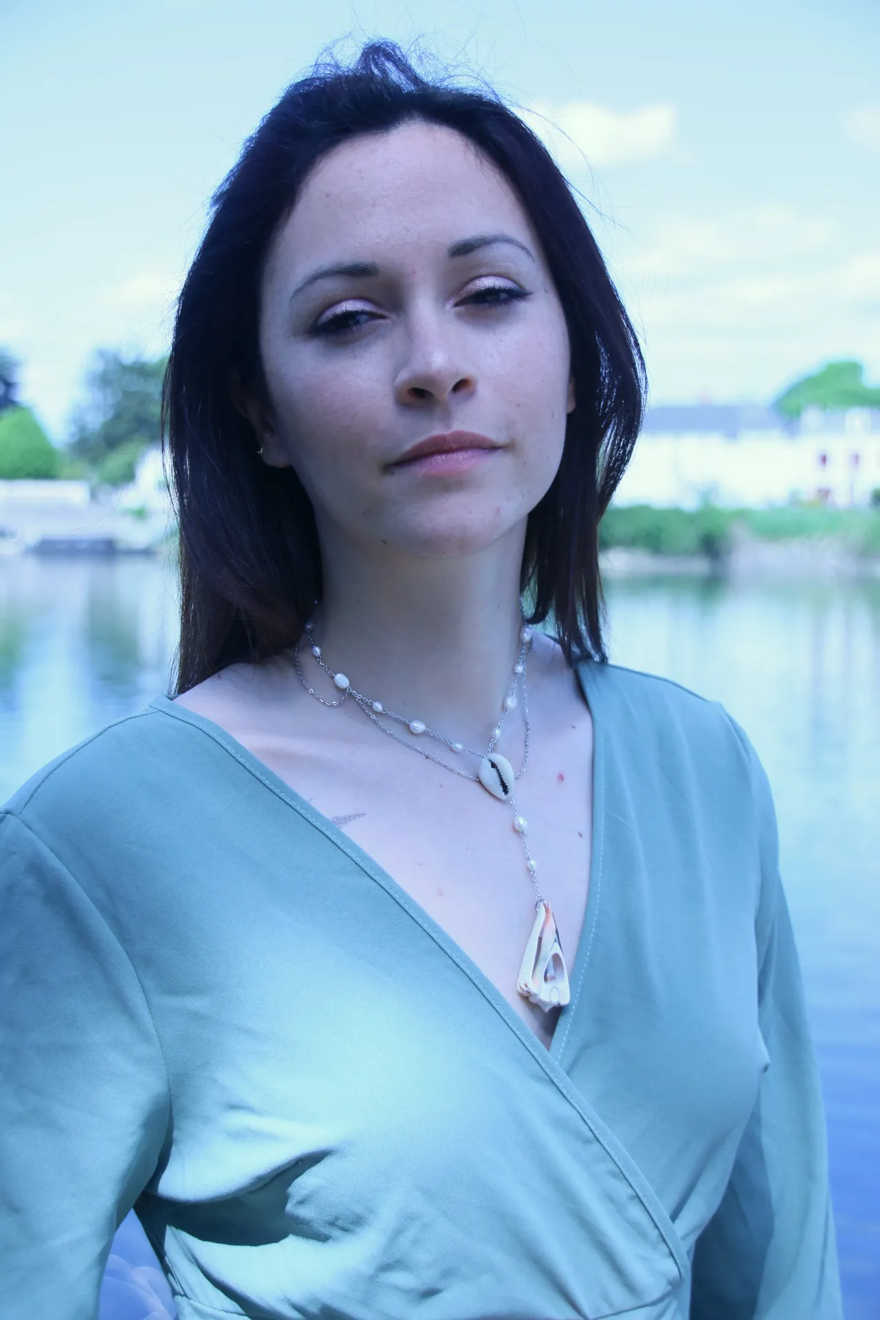 Collier ras de cou long- perle, coquillage- Giens